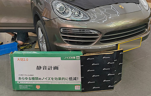 शांत आराम · पोर्श केयेन ने चार दरवाज़े ध्वनिरोधक को उन्नत किया है